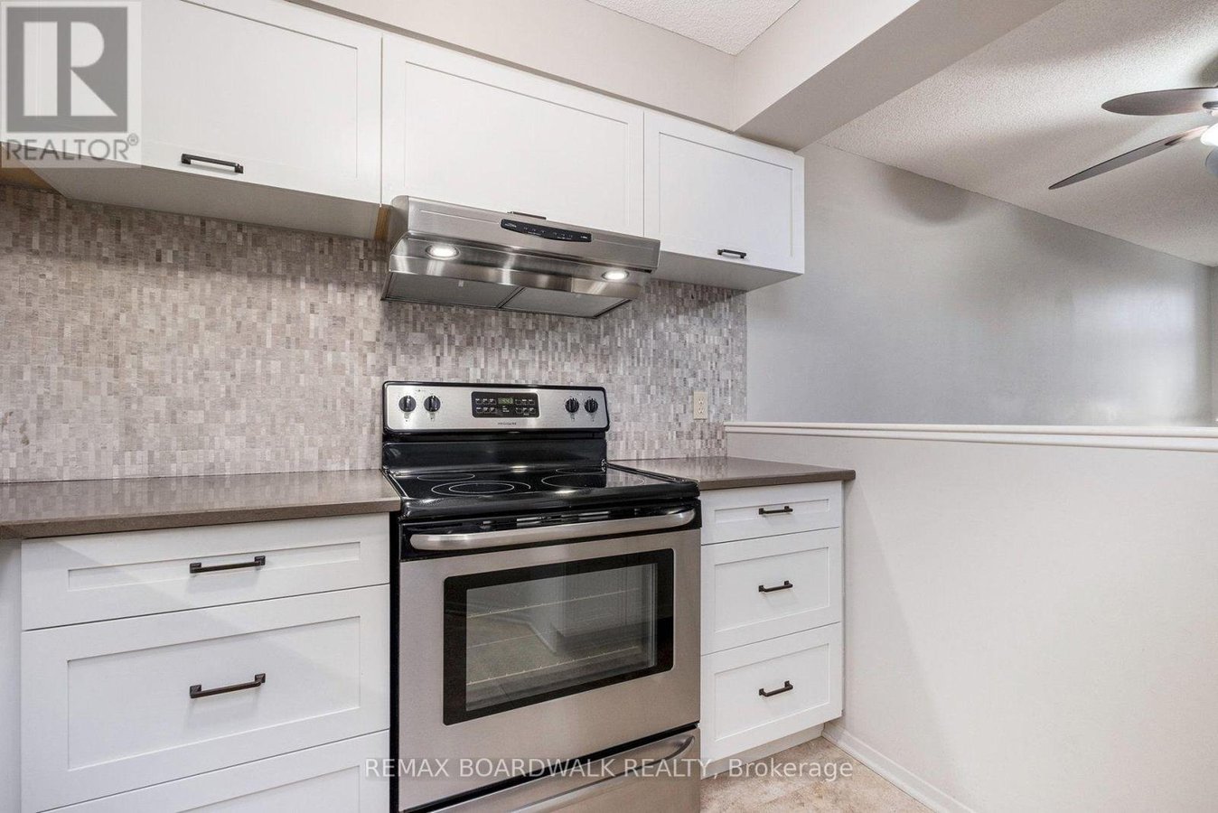 210 - 1025 GRENON AVENUE - Photo 13