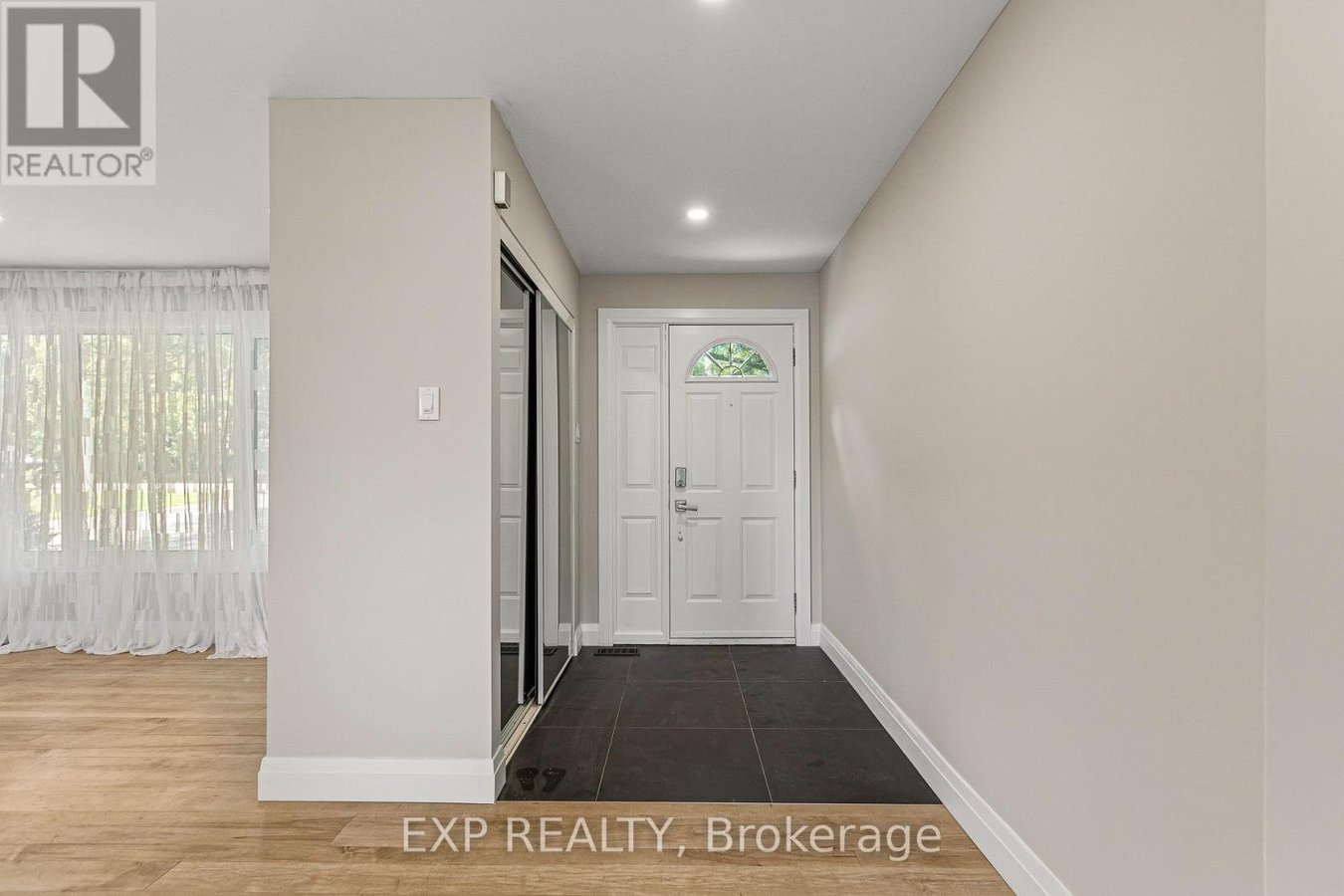 10 QUEEN ANNE CRESCENT - Photo 4