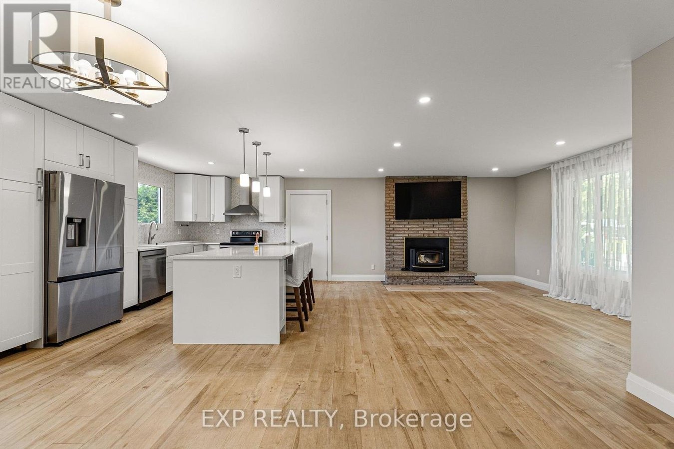 10 QUEEN ANNE CRESCENT - Photo 5