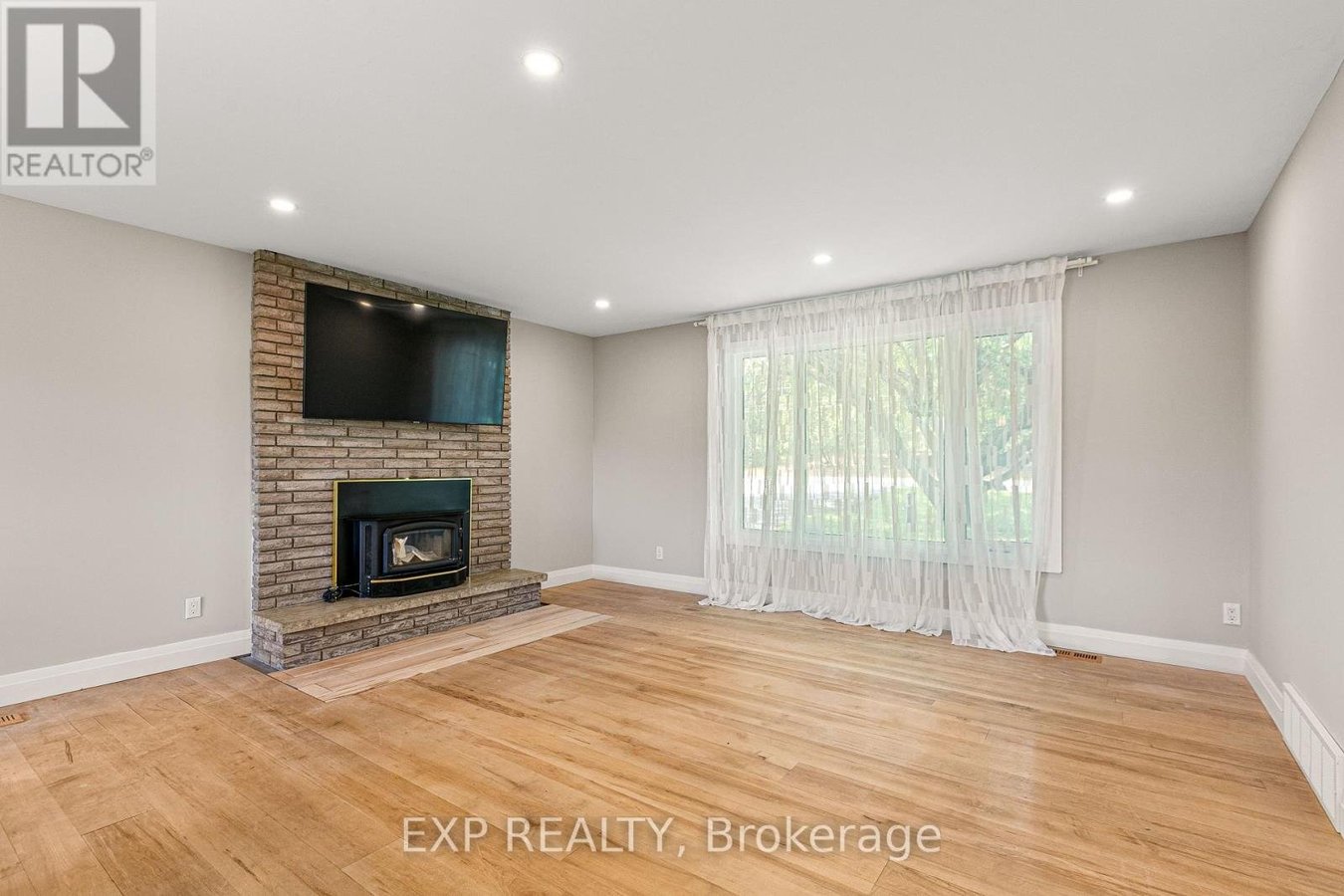 10 QUEEN ANNE CRESCENT - Photo 6