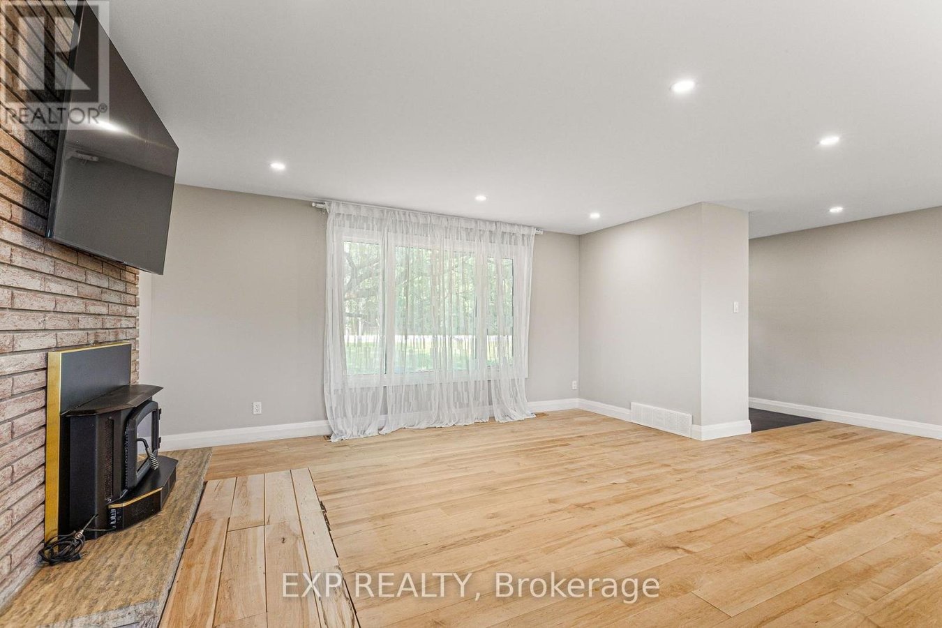 10 QUEEN ANNE CRESCENT - Photo 7
