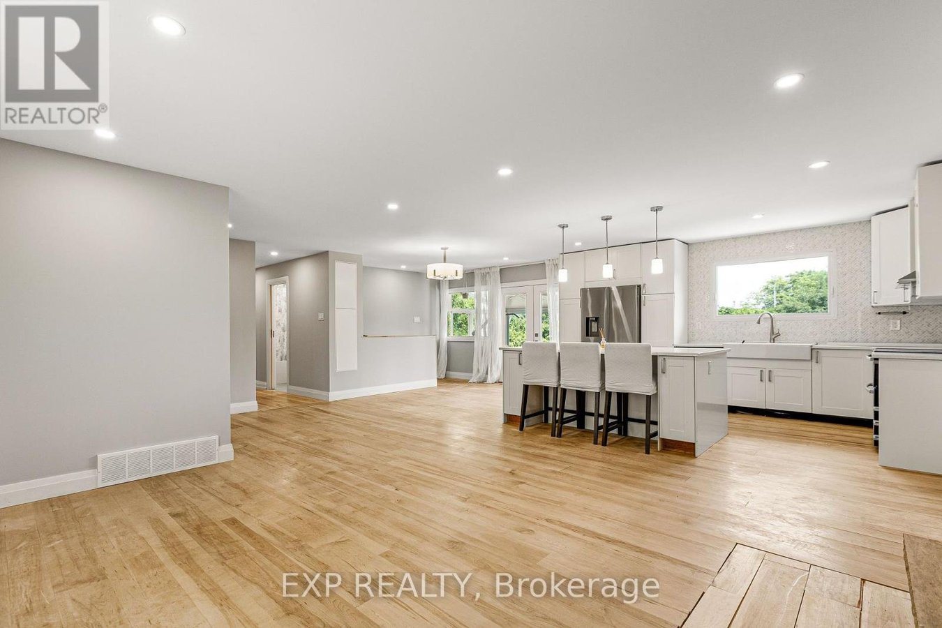 10 QUEEN ANNE CRESCENT - Photo 9