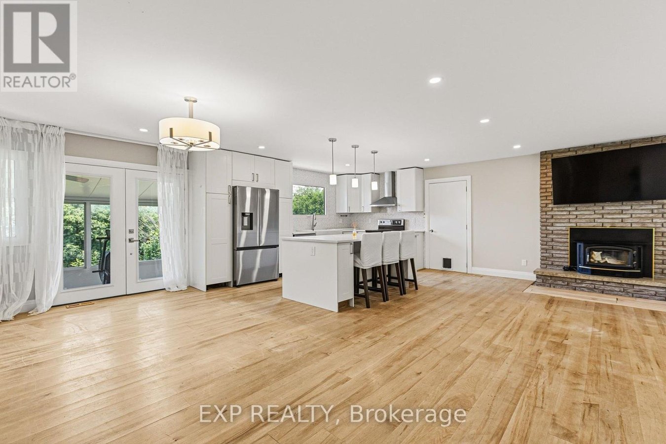 10 QUEEN ANNE CRESCENT - Photo 10