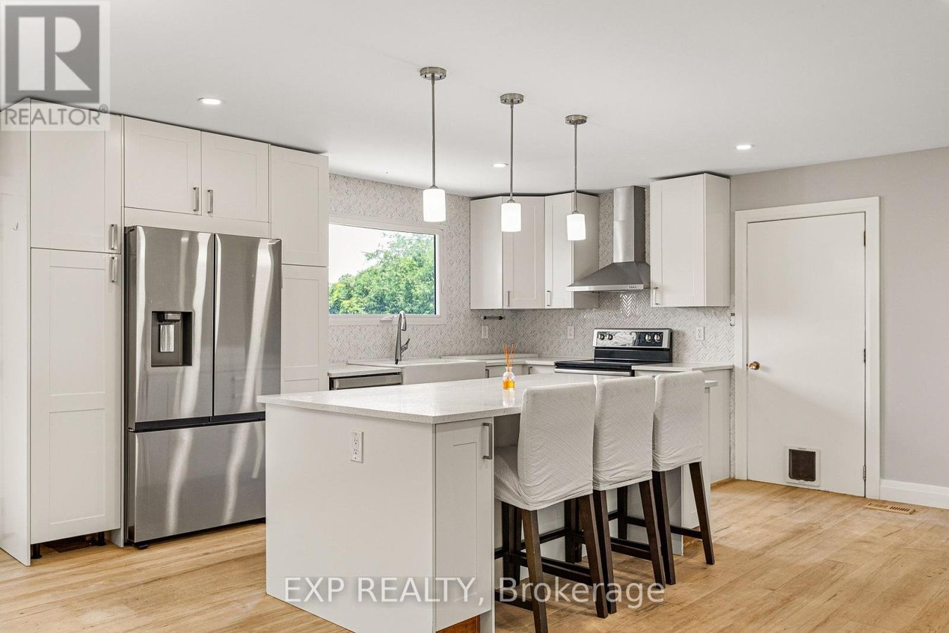 10 QUEEN ANNE CRESCENT - Photo 13