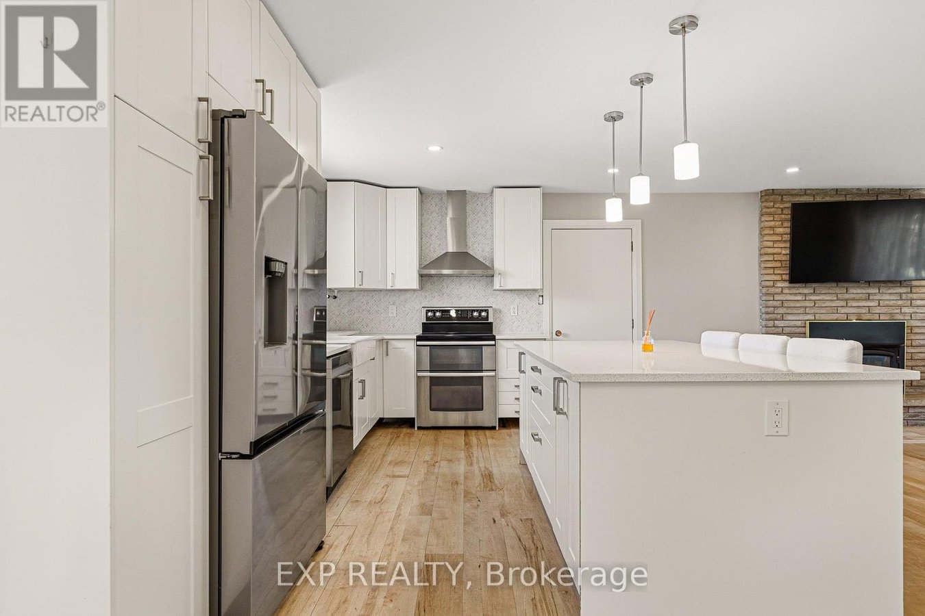 10 QUEEN ANNE CRESCENT - Photo 14
