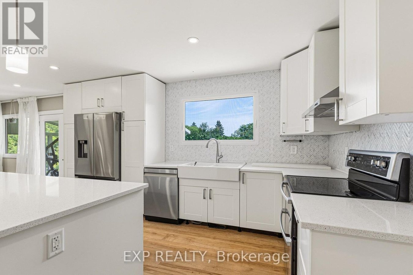 10 QUEEN ANNE CRESCENT - Photo 15