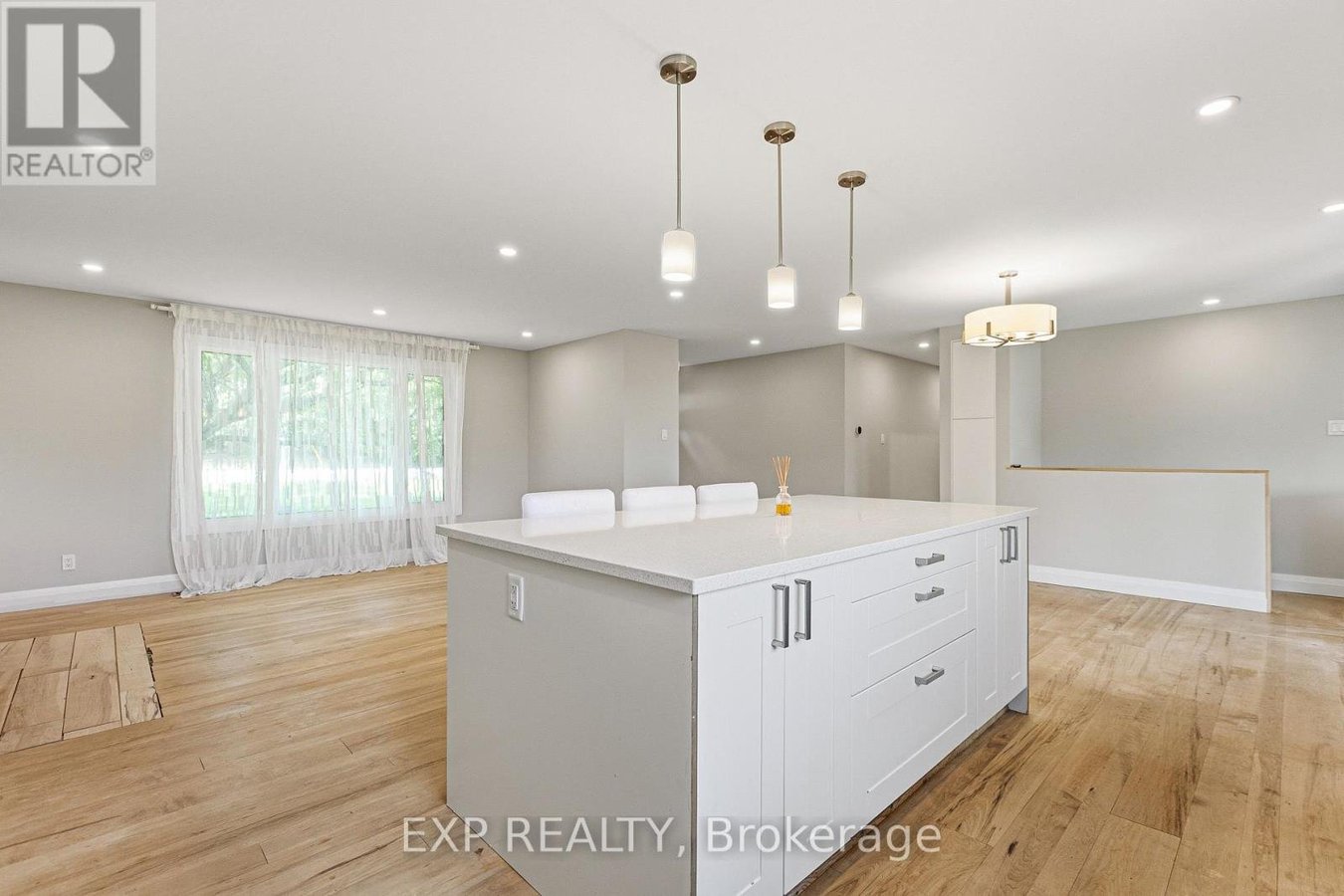 10 QUEEN ANNE CRESCENT - Photo 16