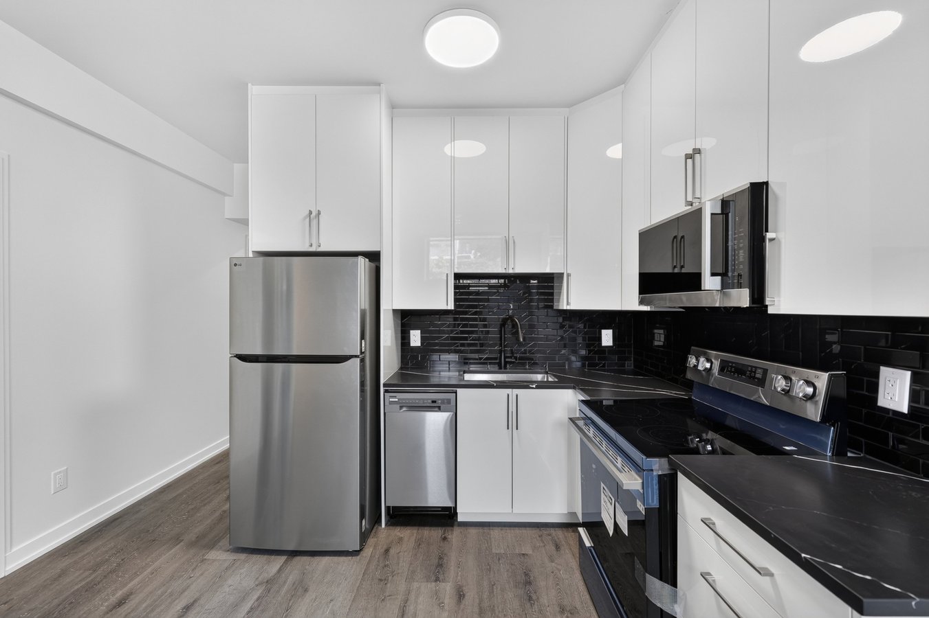 946 Woodroffe Avenue - Photo 57