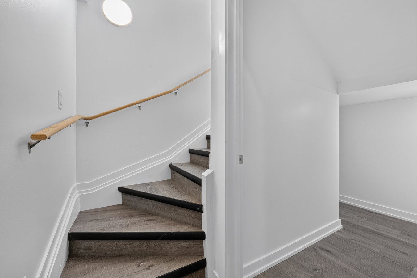 946 Woodroffe Avenue - Photo 32