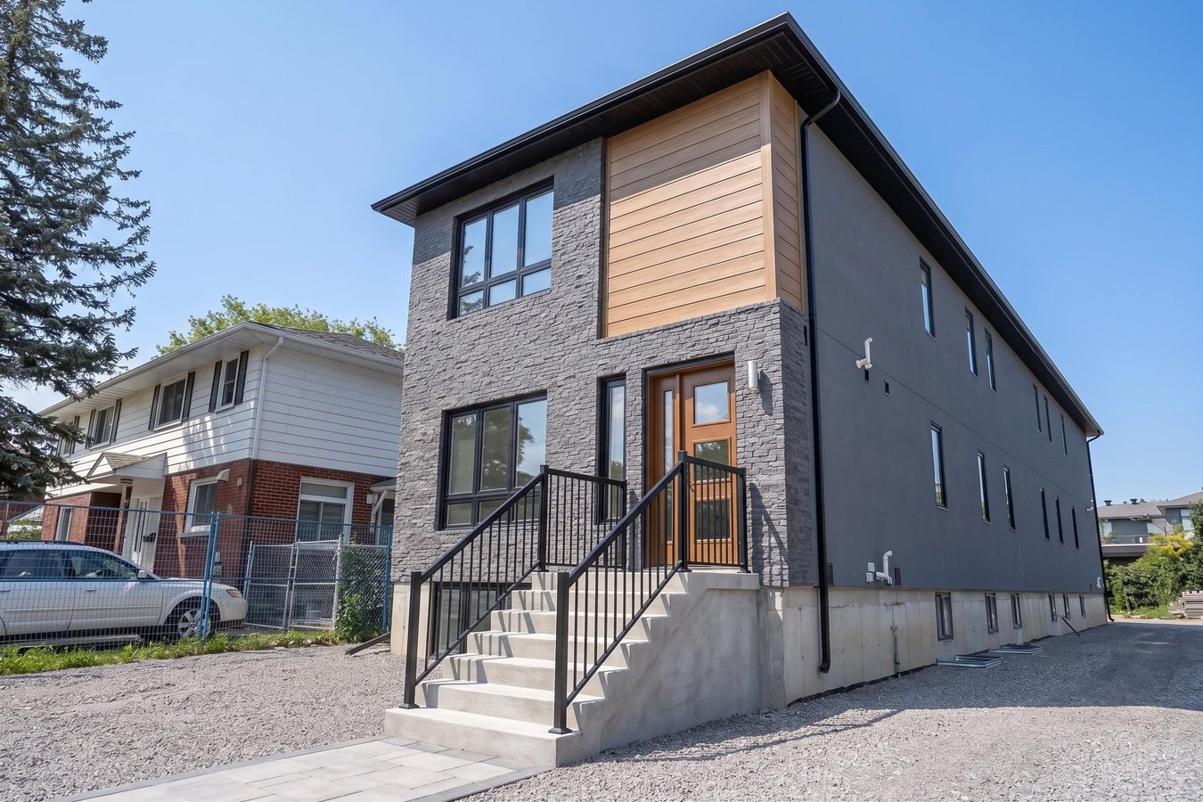 946 Woodroffe Avenue - Photo 2