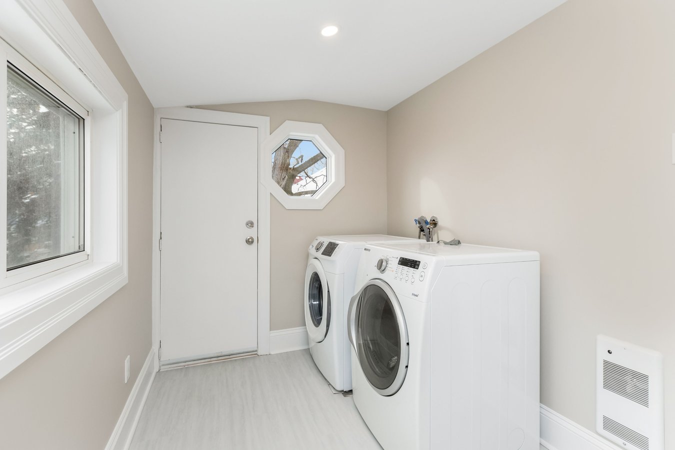 158 Clarendon Avenue - Photo 6