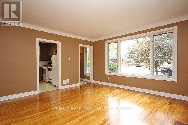 209 KNOX CRESCENT - Photo 3