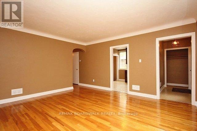 209 KNOX CRESCENT - Photo 4