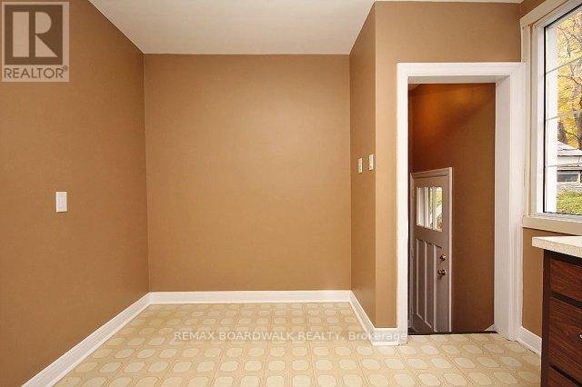 209 KNOX CRESCENT - Photo 8