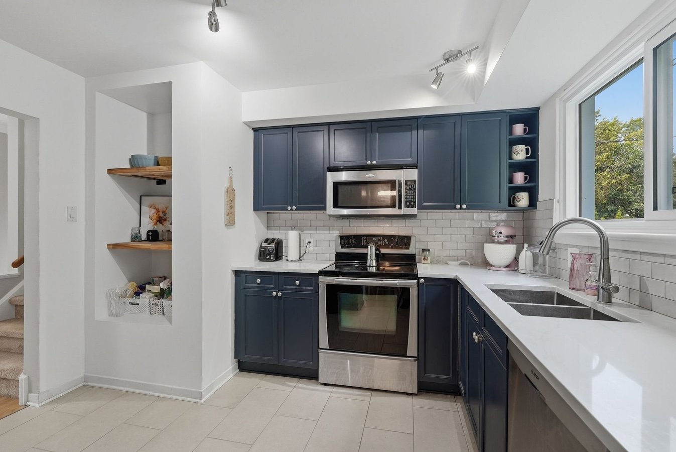 2346 Edwin Crescent - Photo 10