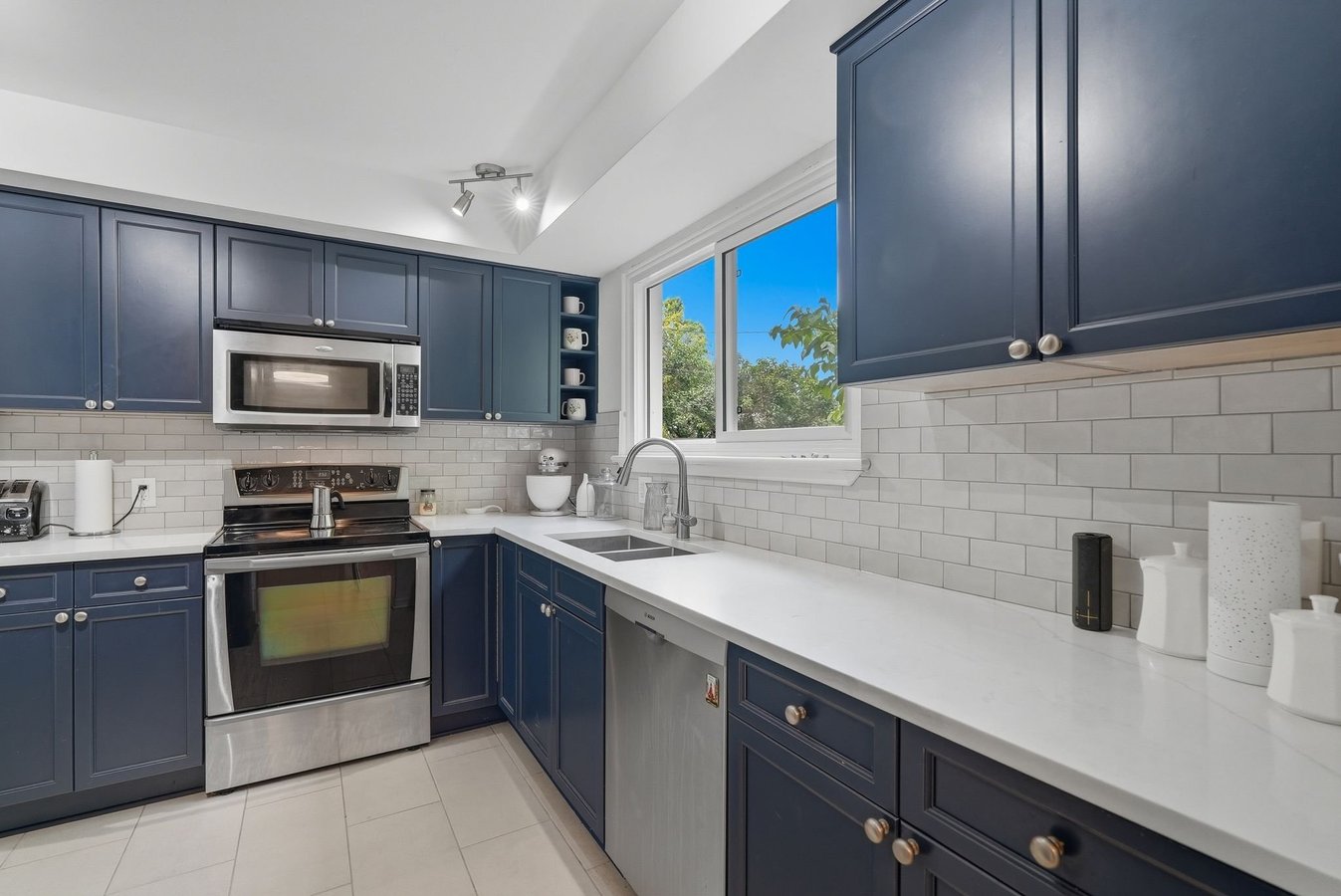 2346 Edwin Crescent - Photo 12