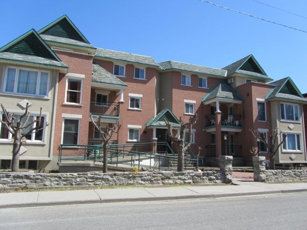371 Nelson St - Photo 2