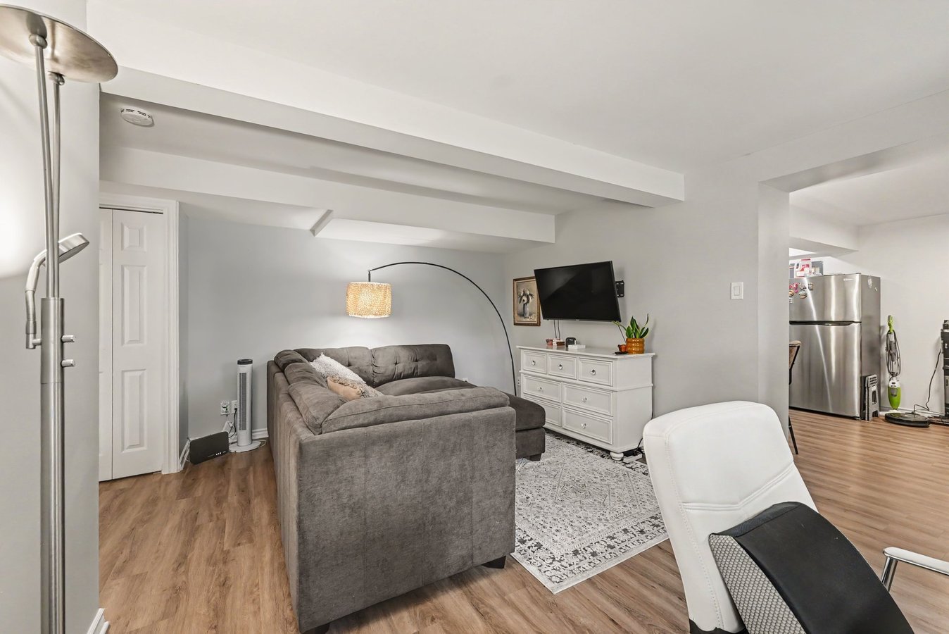 237 Loretta Avenue South - Photo 4