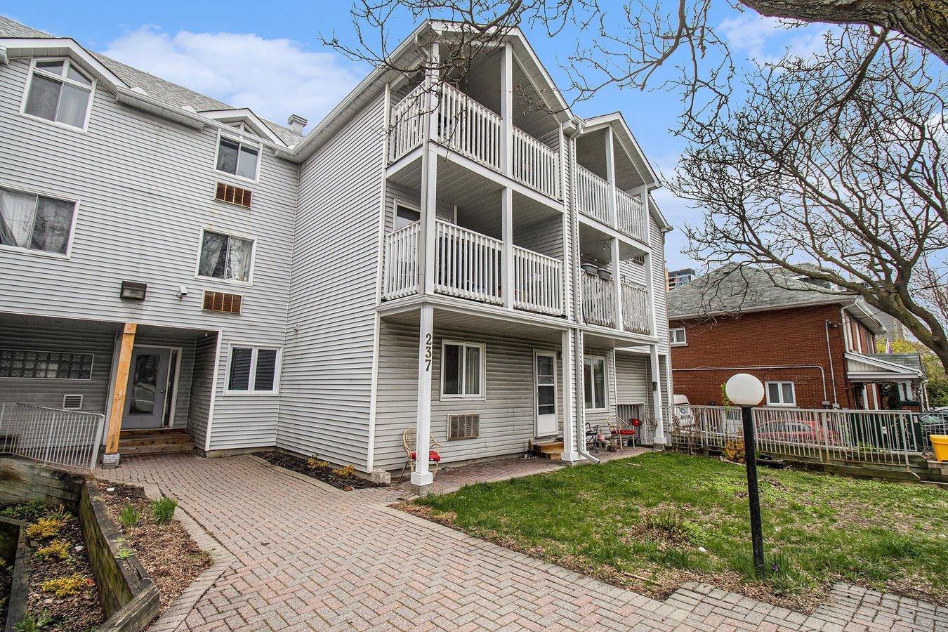 237 Loretta Avenue South - Photo 2