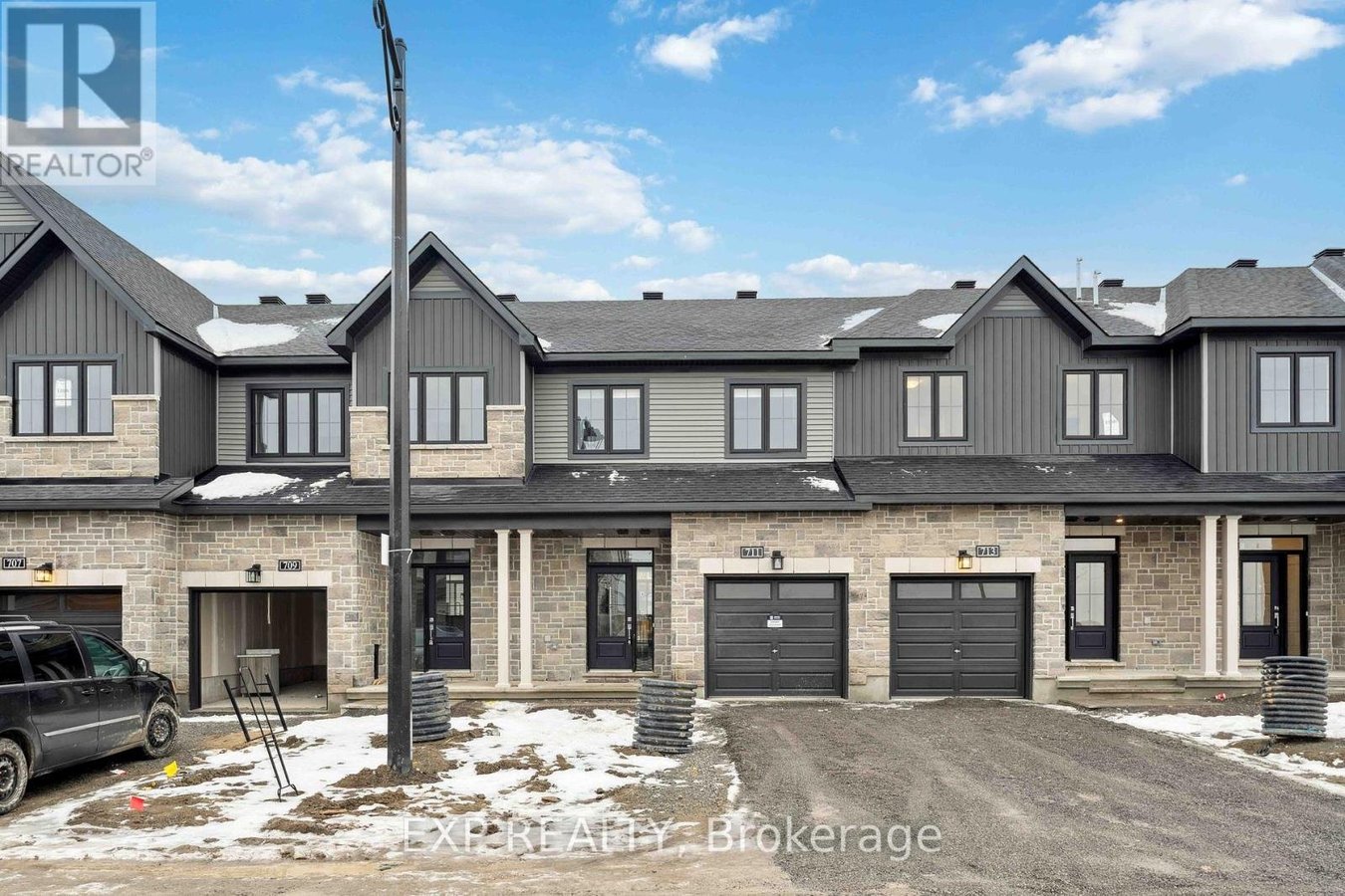 711 FAIRLINE ROW - Photo 1
