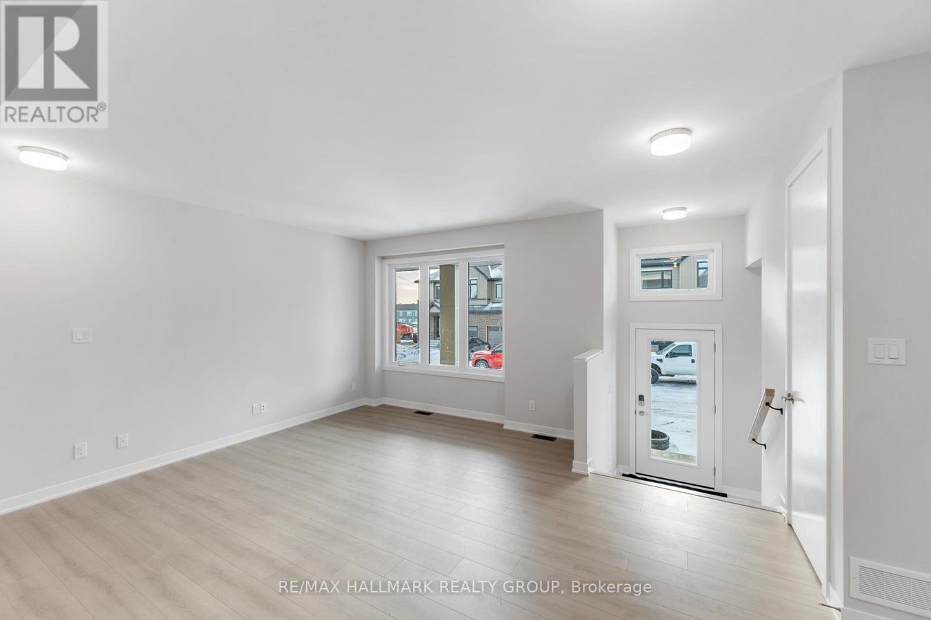 203 BEEBALM CRESCENT - Photo 4