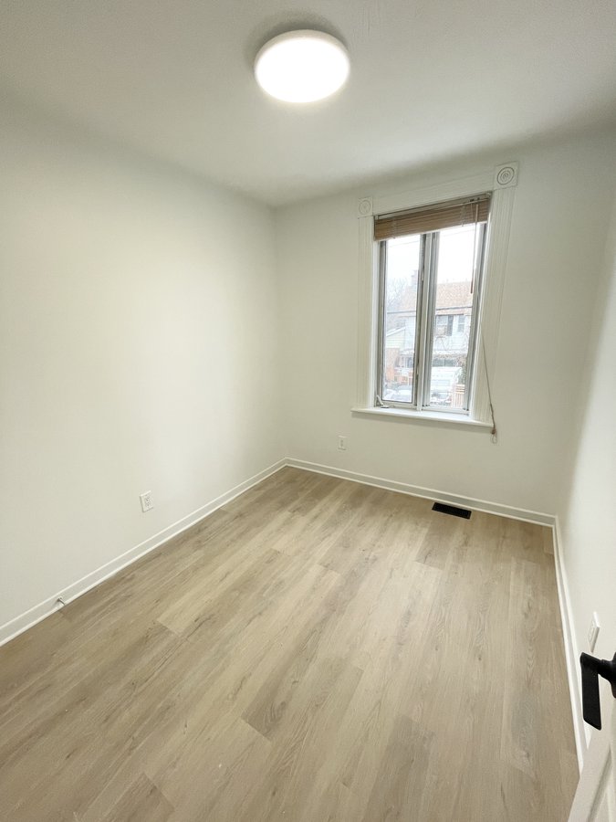 552 Bay Street - Photo 9