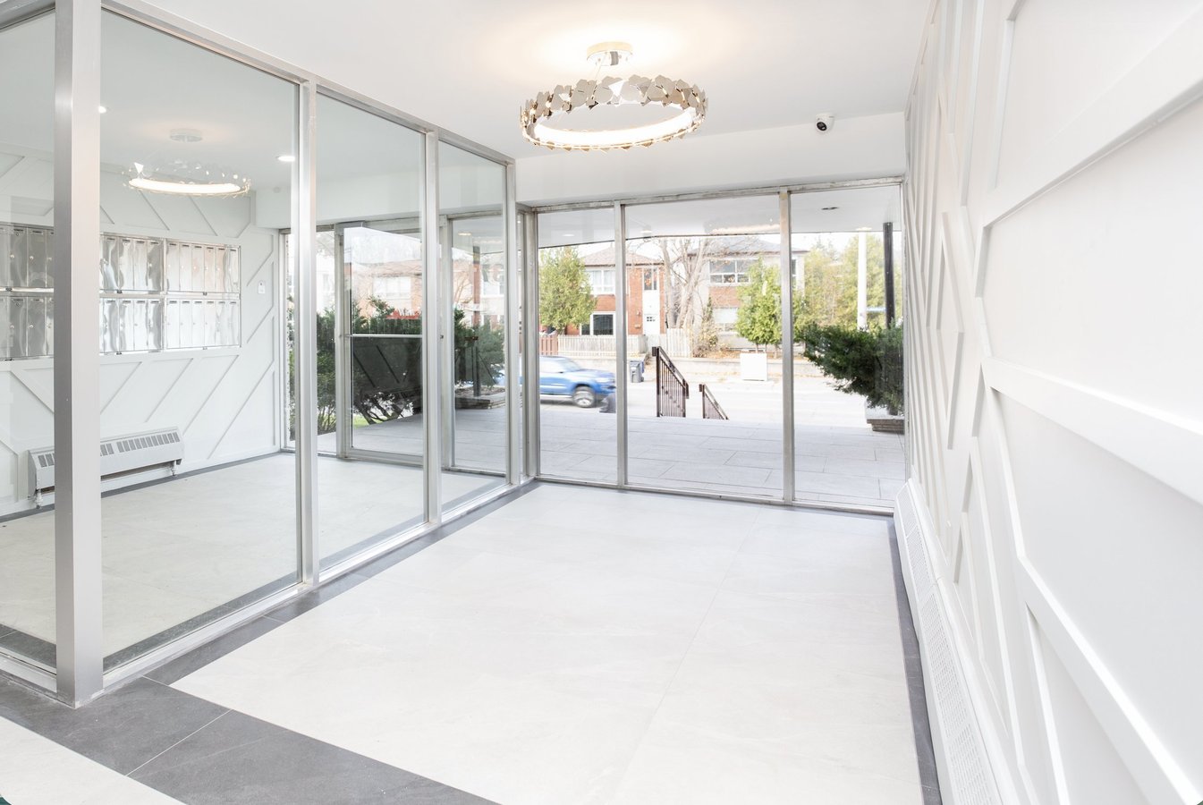 371 Lakeshore Road West - Photo 2
