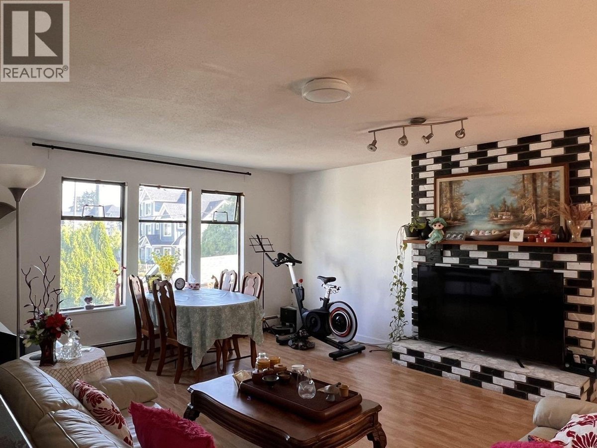 Upper 9580 BLUNDELL ROAD - Photo 3