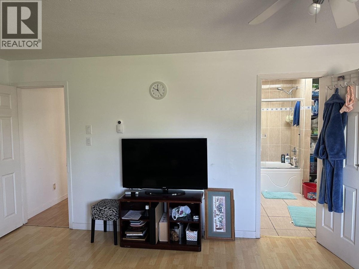 Upper 9580 BLUNDELL ROAD - Photo 12