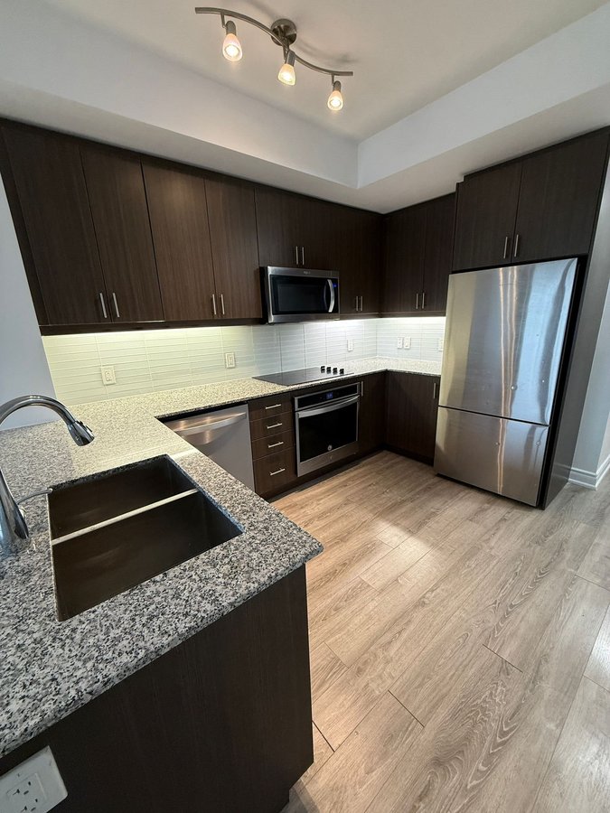 9618 Yonge Street - Photo 1