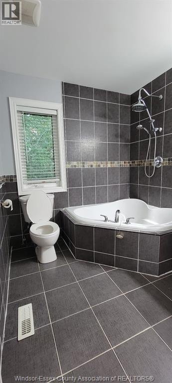 1721 ELLESMERE ROAD Unit# UPPER - Photo 6