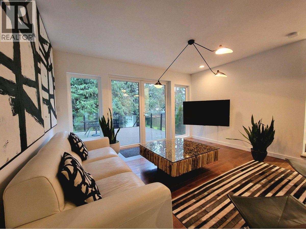 2568 THE BOULEVARD - Photo 1
