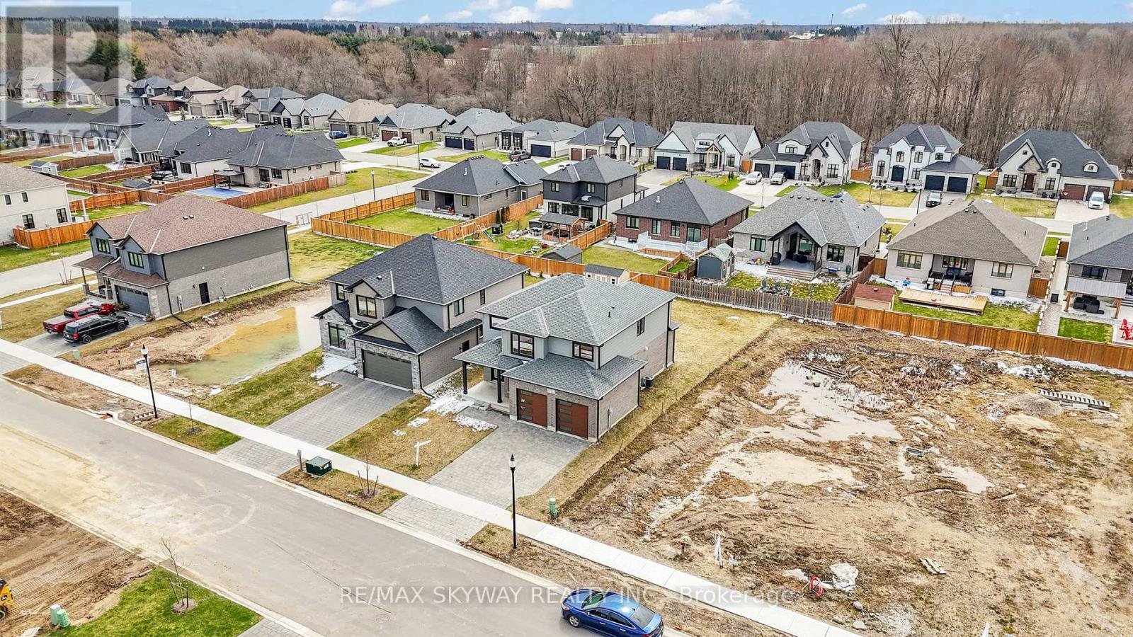 176 FOXBOROUGH PLACE - Photo 3