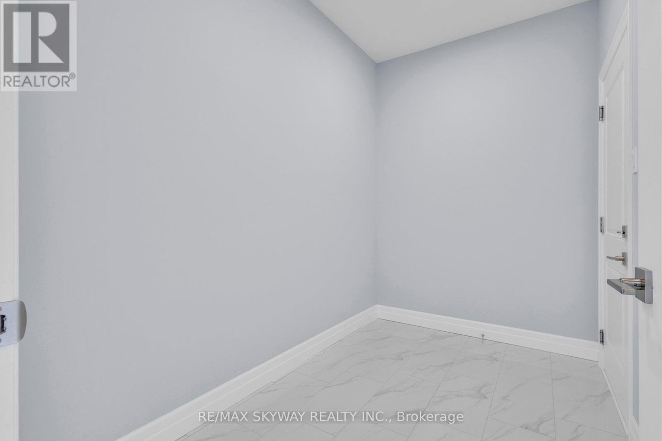 176 FOXBOROUGH PLACE - Photo 10