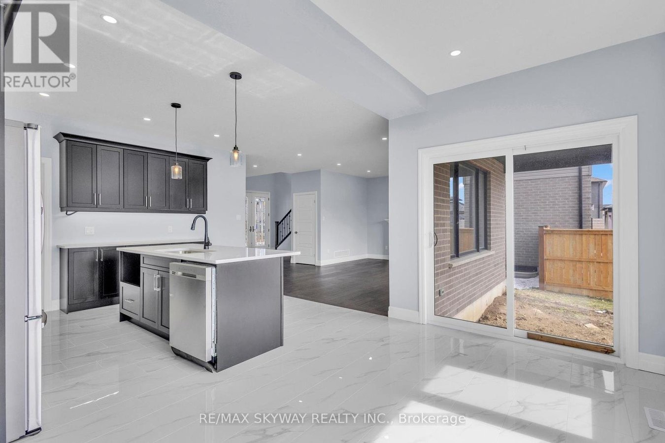 176 FOXBOROUGH PLACE - Photo 37