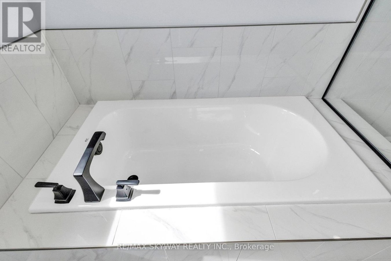 176 FOXBOROUGH PLACE - Photo 44