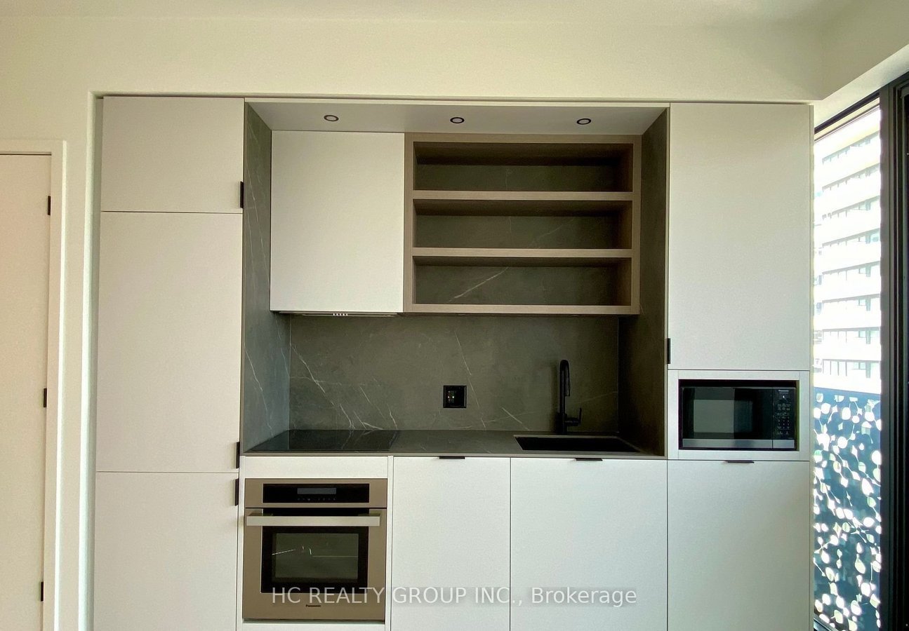 55 Charles Street East - Photo 2