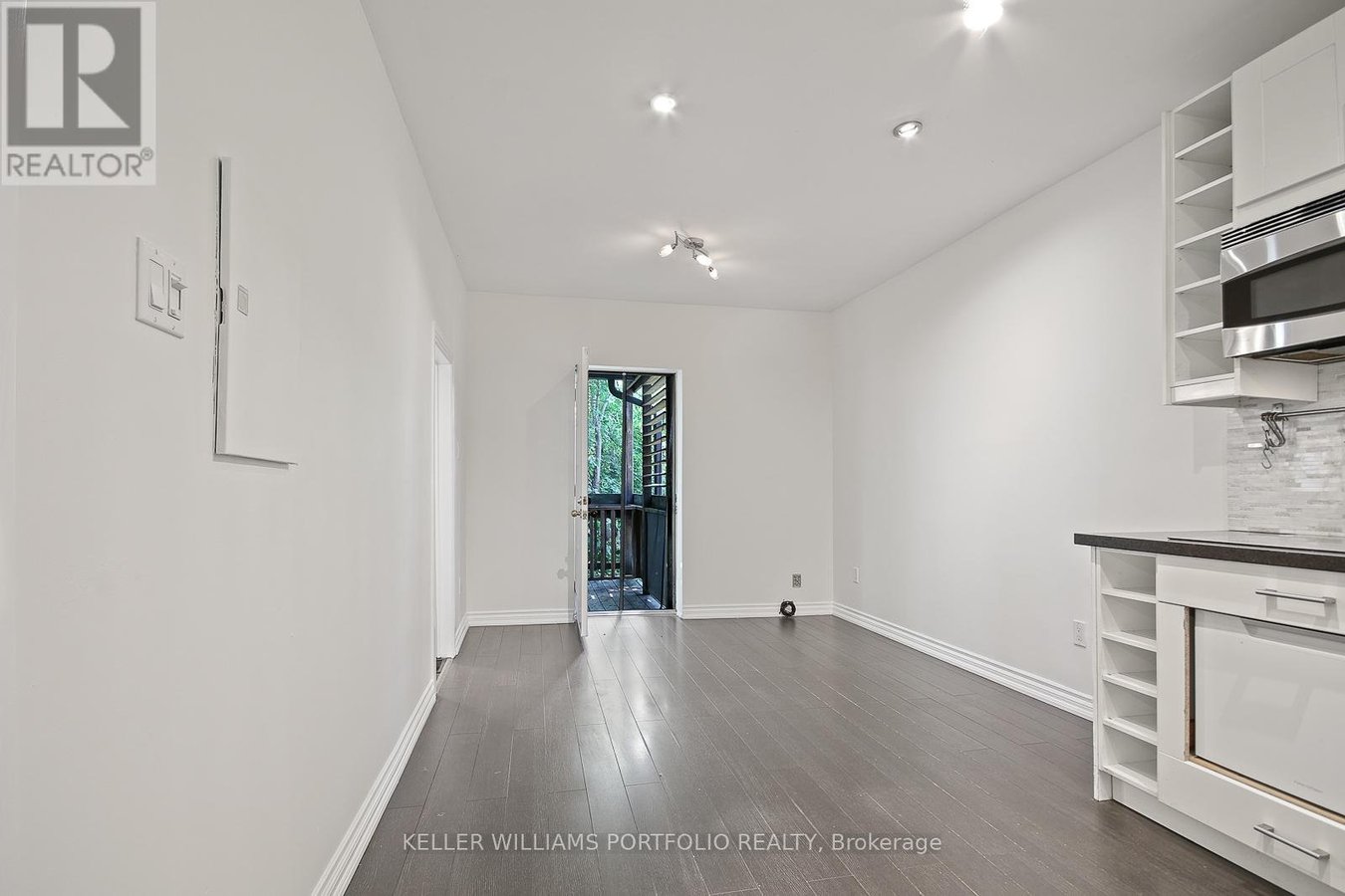 #3 - 35 HUMBERSIDE AVENUE - Photo 9