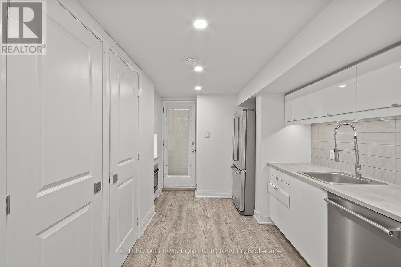#1 (BASEMENT) - 35 HUMBERSIDE AVENUE - Photo 18