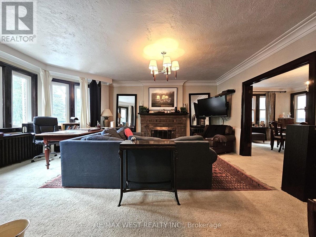 MAIN - 8 ORIOLE GARDENS - Photo 2