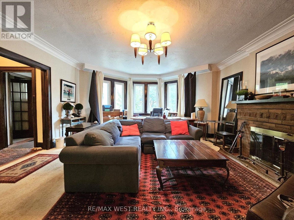 MAIN - 8 ORIOLE GARDENS - Photo 3