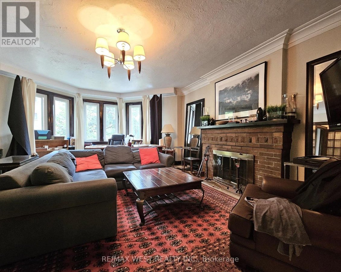 MAIN - 8 ORIOLE GARDENS - Photo 4