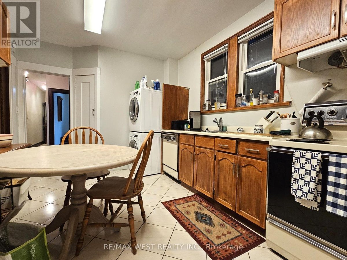 MAIN - 8 ORIOLE GARDENS - Photo 11