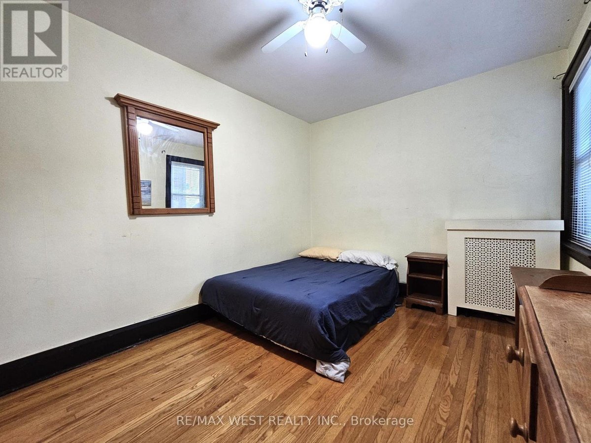 MAIN - 8 ORIOLE GARDENS - Photo 16