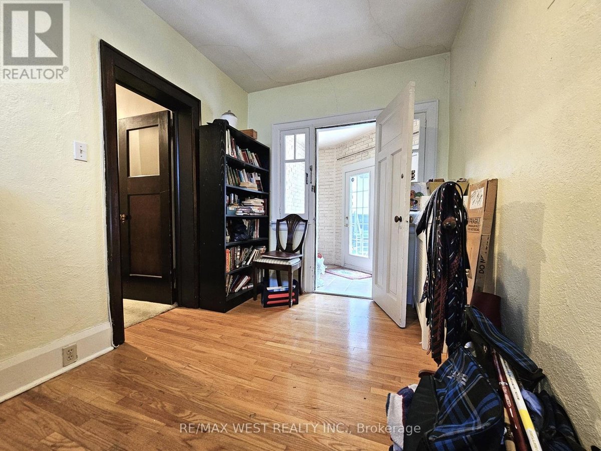 MAIN - 8 ORIOLE GARDENS - Photo 18