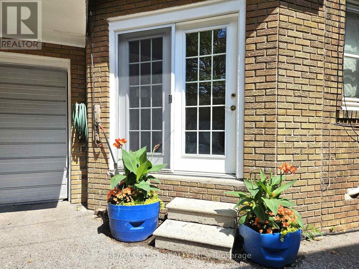 MAIN - 8 ORIOLE GARDENS - Photo 20