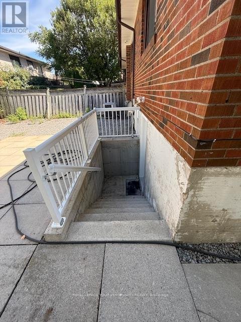 10 FALLINGDALE CRESCENT - Photo 16