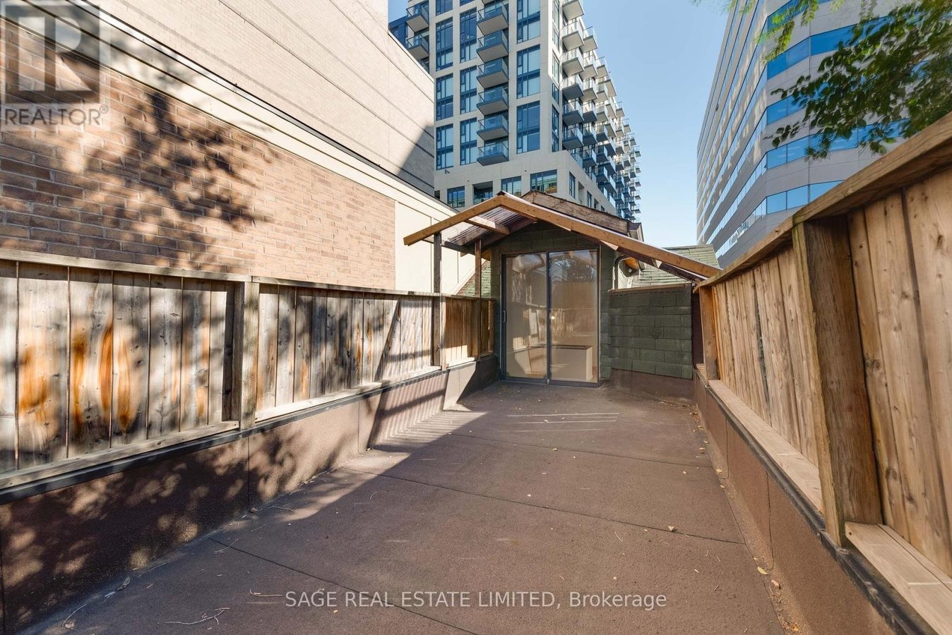 UPPER - 586 RICHMOND STREET W - Photo 18