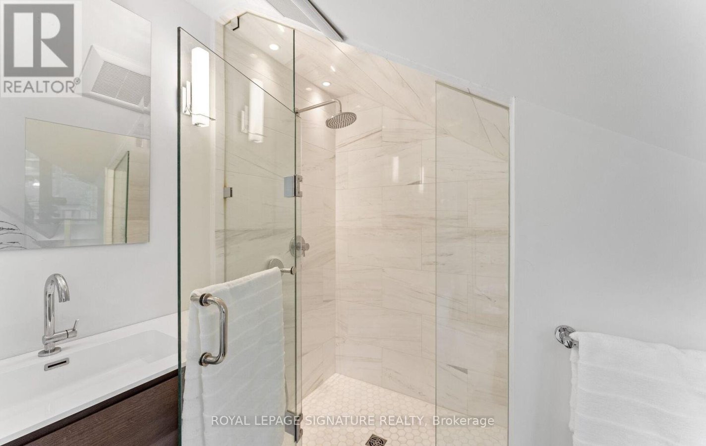 24 MANN AVENUE - Photo 36