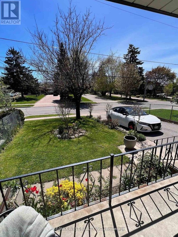 MAIN FLR - 382 MAPLE LEAF DRIVE - Photo 2